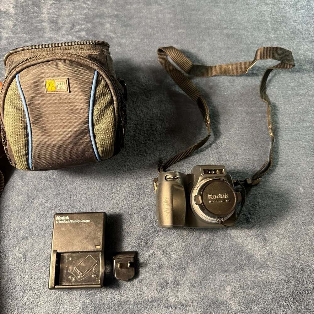 Kodak EasyShare DX6490 4.0 MP Digital Camera with Case Logic Case and Charger